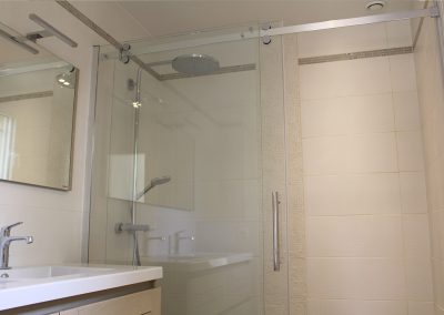Salle de douche Gasllo avec carrelage mural et faïence