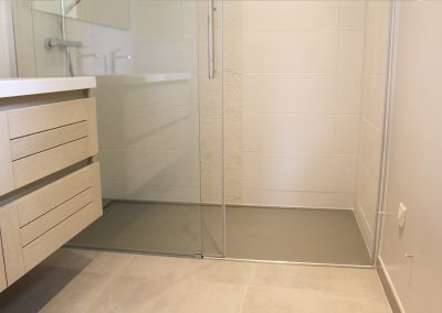 Salle de douche Gasllo avec paroi et receveur de douche